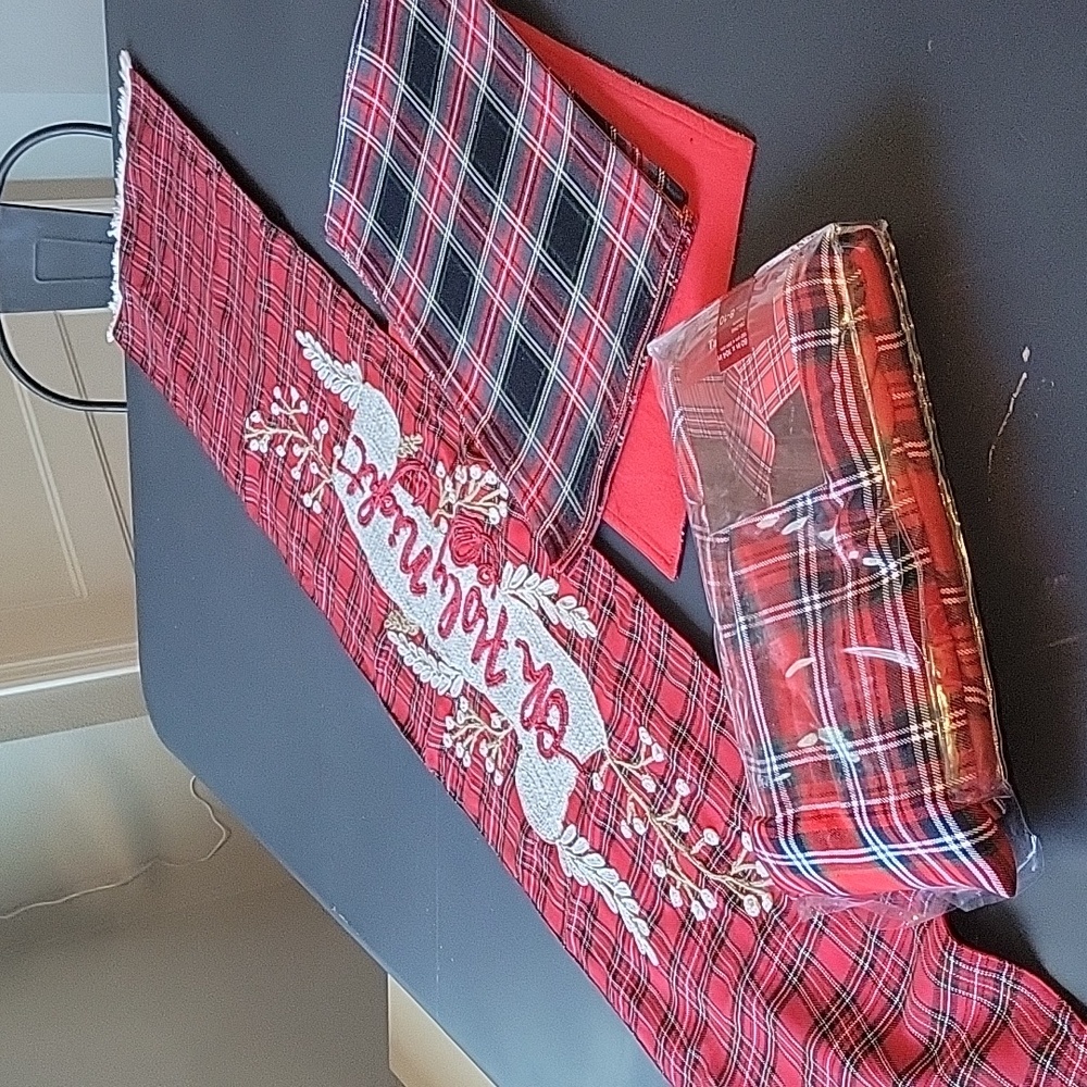 Christmas Plaid Table Runner, Table Cloth and 6 reversible placemats